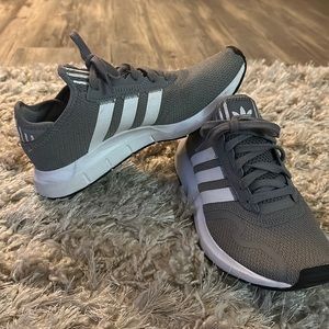 Youth size 6 1/2 Adidas sneakers (8 women’s) unisex style sneaker.